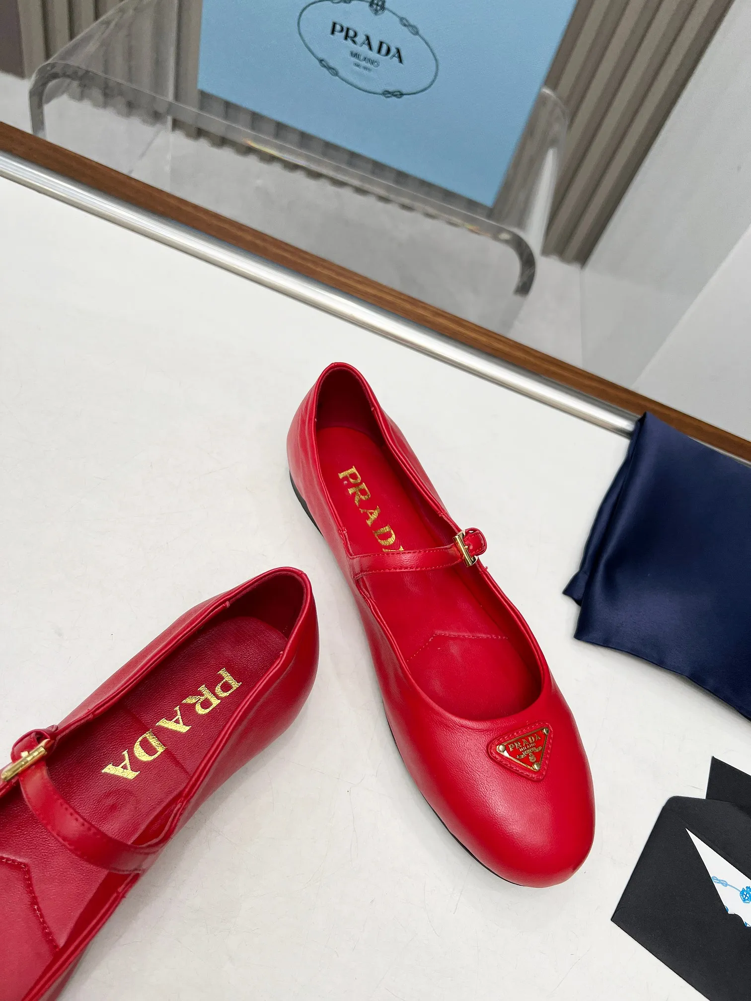 440💰 PRADA💝💝24 years💯💯💯New British Style Dancing💃 Shoes Small Leather Loafers - Retro Fashion Classic Items A new product created at the first major show of Paris Fashion Week. The inspiration is cleverly combined with the perfect shoe shape by D's main designer. With brand buckles, it is more fashionable. Upper: imported mixed sheepskin inner lining: lambskin lining Sole: Original [Fireworks][Fireworks] 1:1 molded rubber foam sole Size: 35-41 yards